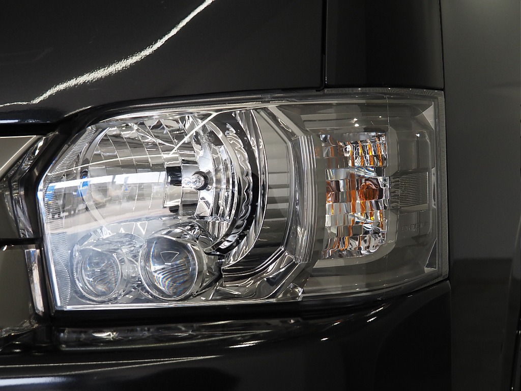 【H30年式/ハイエースワイドバン/ガソリン2.7L4WD/両側小窓付き】フローリング×ベッドキッド