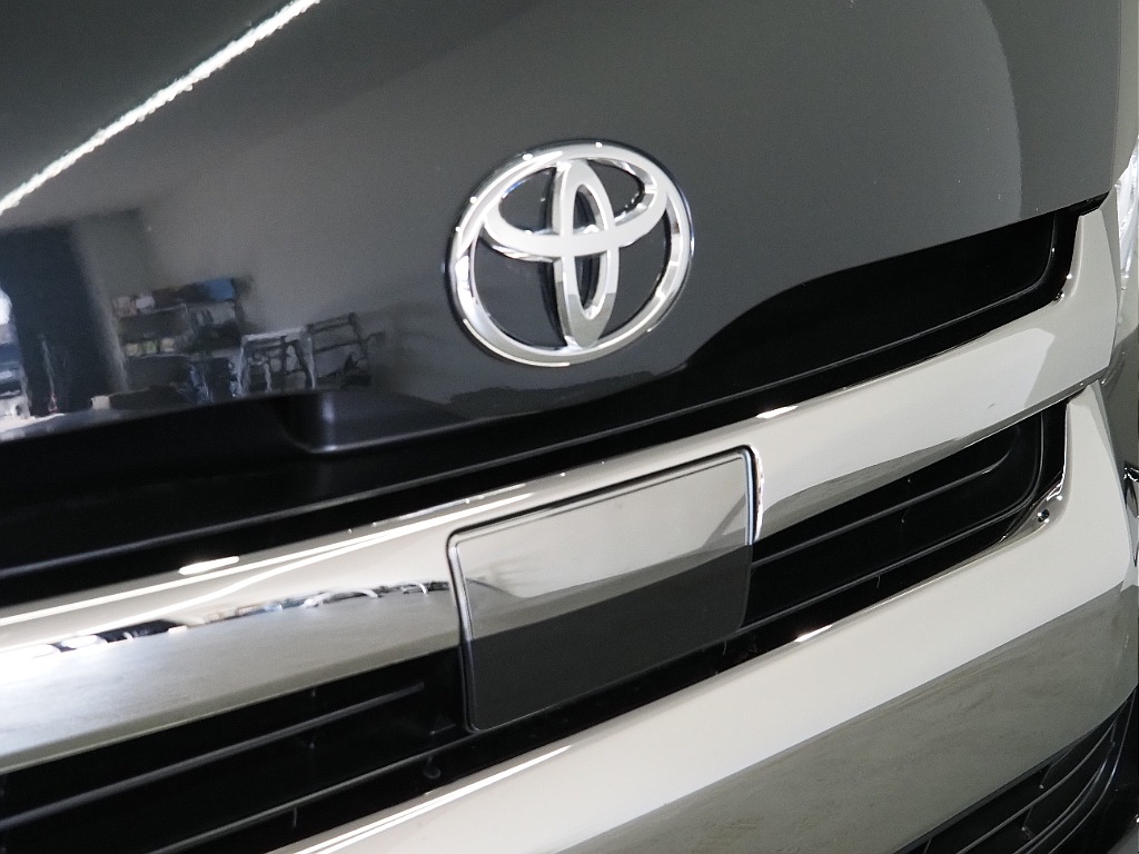 【H30年式/ハイエースワイドバン/ガソリン2.7L4WD/両側小窓付き】フローリング×ベッドキッド