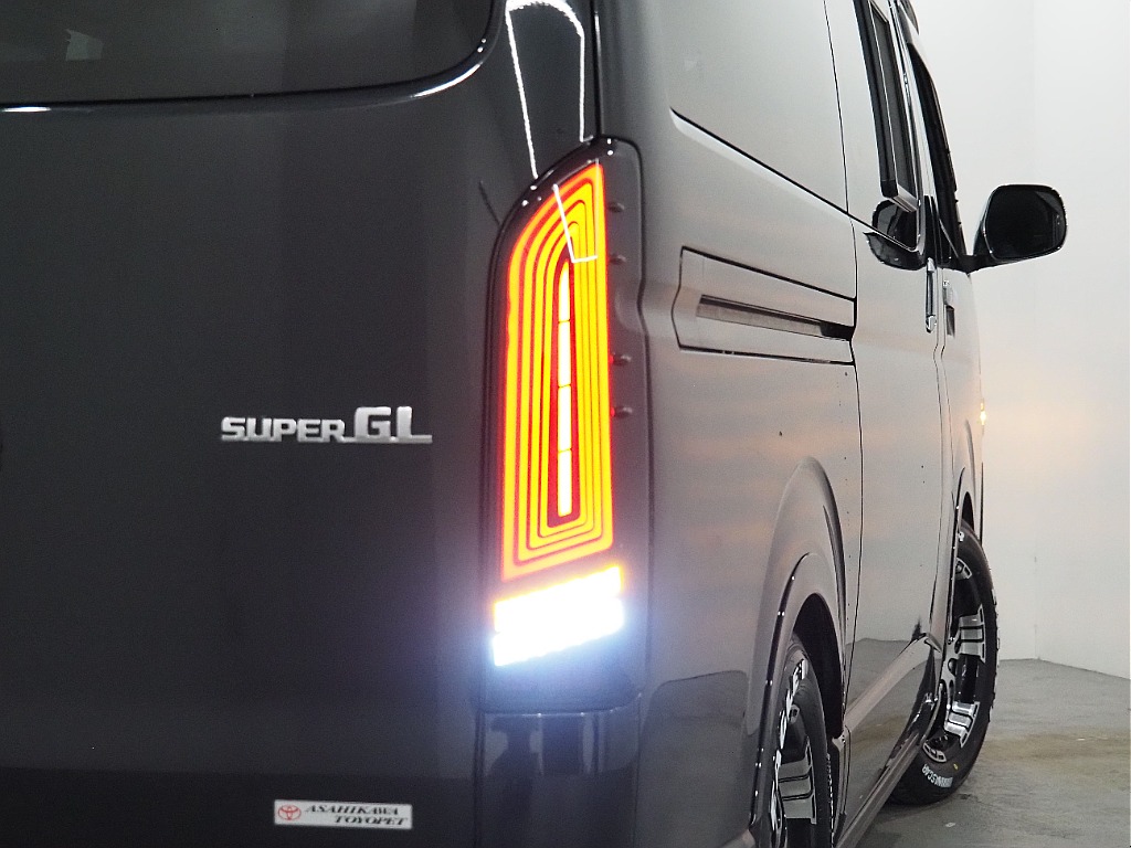 【H30年式/ハイエースワイドバン/ガソリン2.7L4WD/両側小窓付き】フローリング×ベッドキッド