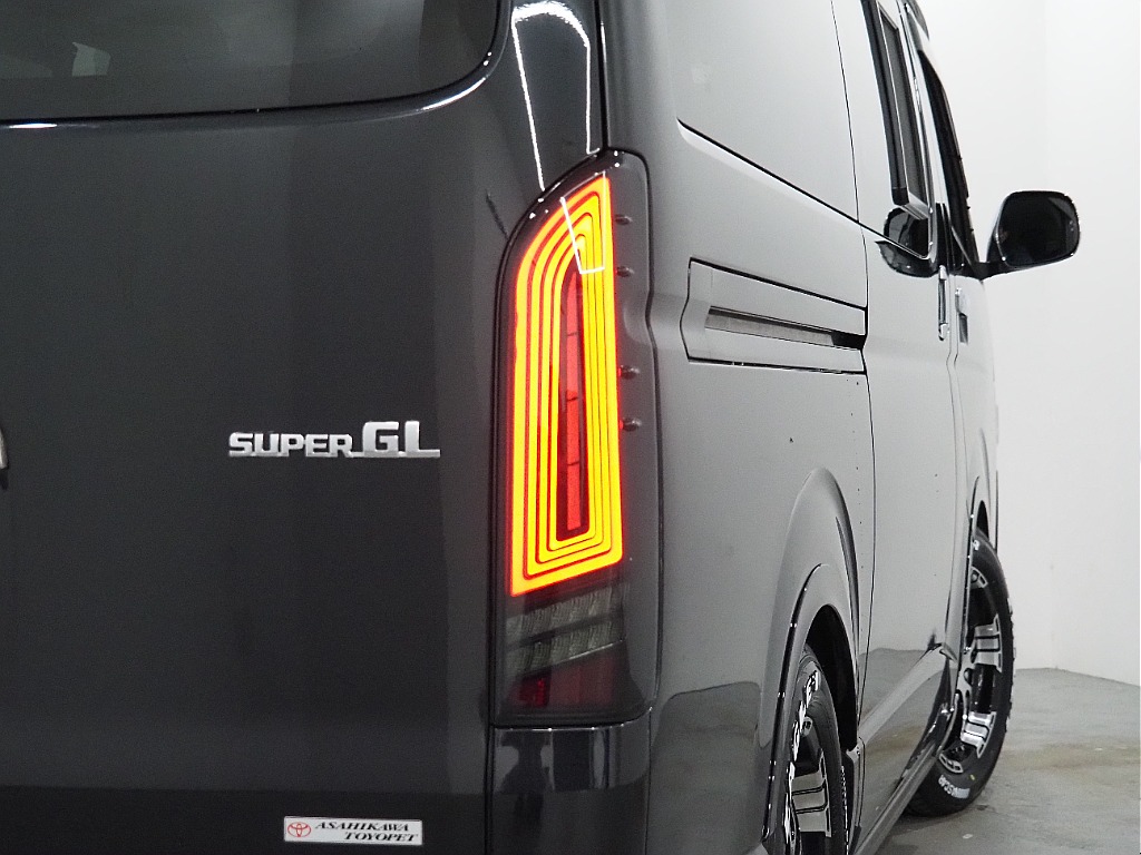 【H30年式/ハイエースワイドバン/ガソリン2.7L4WD/両側小窓付き】フローリング×ベッドキッド