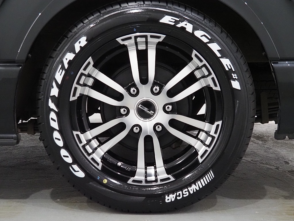 【H30年式/ハイエースワイドバン/ガソリン2.7L4WD/両側小窓付き】フローリング×ベッドキッド