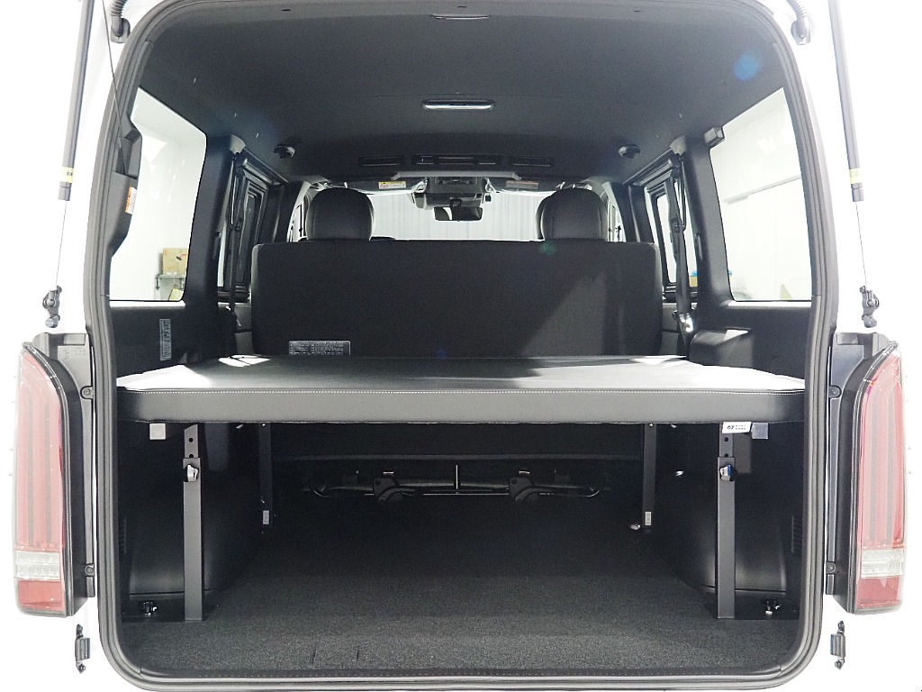 【新車/ハイエースバン/ディーゼル2WD/小窓付き両側手動ドア/DARKPRIME】ハイエース名古屋店在庫車両【全国納車可能】