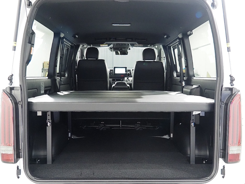 【新車/ハイエースバン/ディーゼル2WD/小窓付き両側手動ドア/DARKPRIME】ハイエース名古屋店在庫車両【全国納車可能】