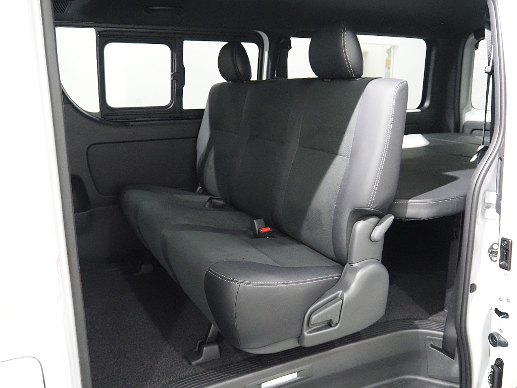 【新車/ハイエースバン/ディーゼル2WD/小窓付き両側手動ドア/DARKPRIME】ハイエース名古屋店在庫車両【全国納車可能】