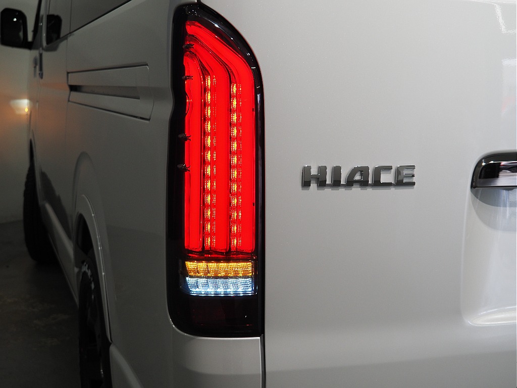 【新車/ハイエースバン/ディーゼル2WD/小窓付き両側手動ドア/DARKPRIME】ハイエース名古屋店在庫車両【全国納車可能】