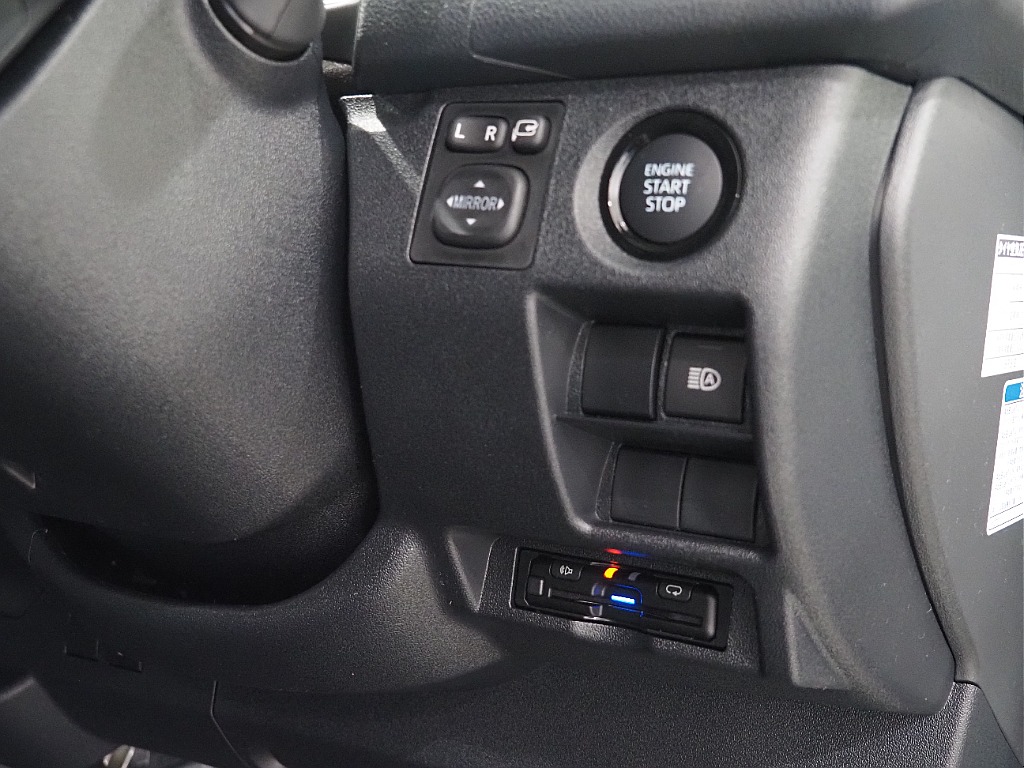 【新車/ハイエースバン/ディーゼル2WD/小窓付き両側手動ドア/DARKPRIME】ハイエース名古屋店在庫車両【全国納車可能】