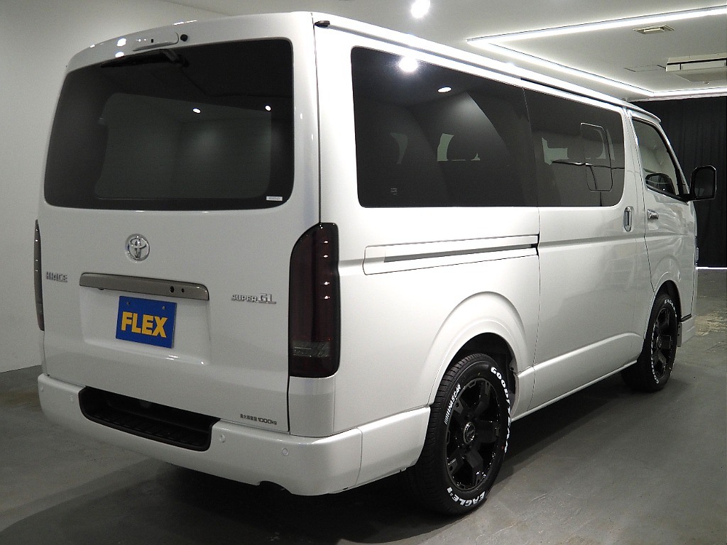 【新車/ハイエースバン/ディーゼル2WD/小窓付き両側手動ドア/DARKPRIME】ハイエース名古屋店在庫車両【全国納車可能】