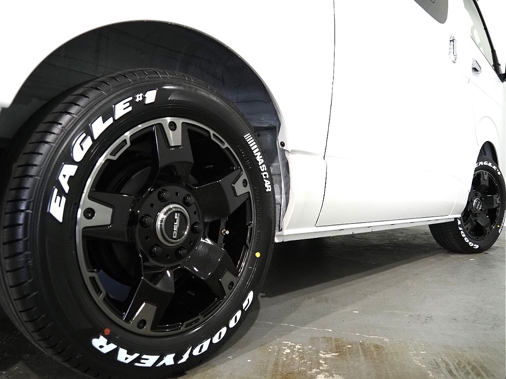 【新車/ハイエースバン/ディーゼル2WD/小窓付き両側手動ドア/DARKPRIME】ハイエース名古屋店在庫車両【全国納車可能】