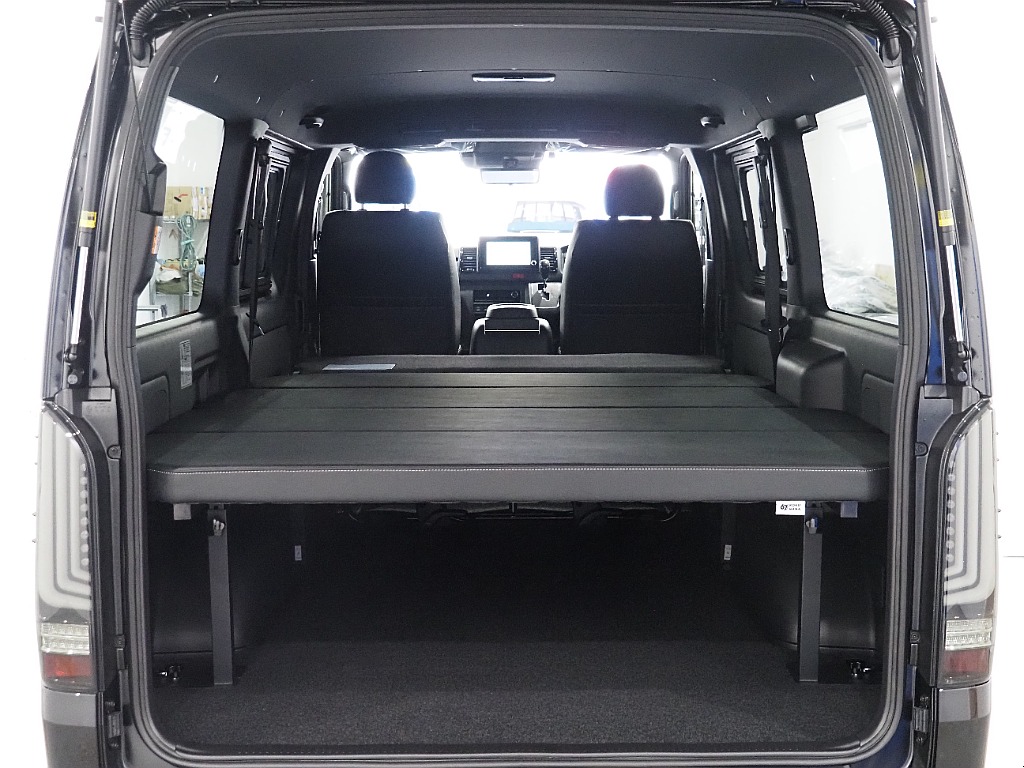 【新車/ハイエースバン/ディーゼル2WD/小窓付き両側手動ドア/DARKPRIMEⅡ】ハイエース名古屋店在庫車両【全国納車可能】