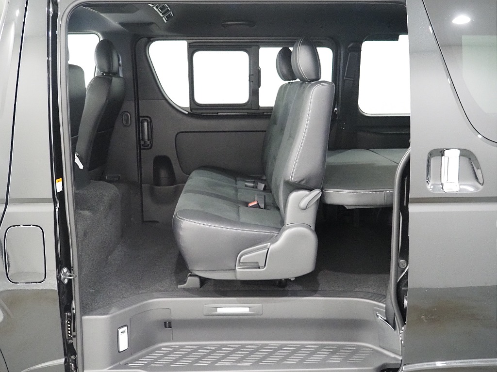 【新車/ハイエースバン/ディーゼル2WD/小窓付き両側手動ドア/DARKPRIMEⅡ】ハイエース名古屋店在庫車両【全国納車可能】