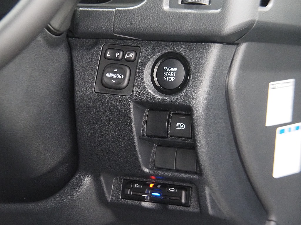 【新車/ハイエースバン/ディーゼル2WD/小窓付き両側手動ドア/DARKPRIMEⅡ】ハイエース名古屋店在庫車両【全国納車可能】