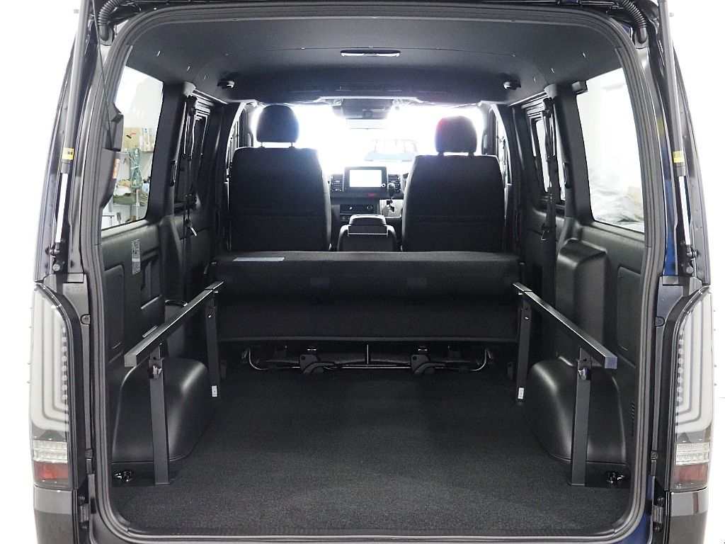 【新車/ハイエースバン/ディーゼル2WD/小窓付き両側手動ドア/DARKPRIMEⅡ】ハイエース名古屋店在庫車両【全国納車可能】