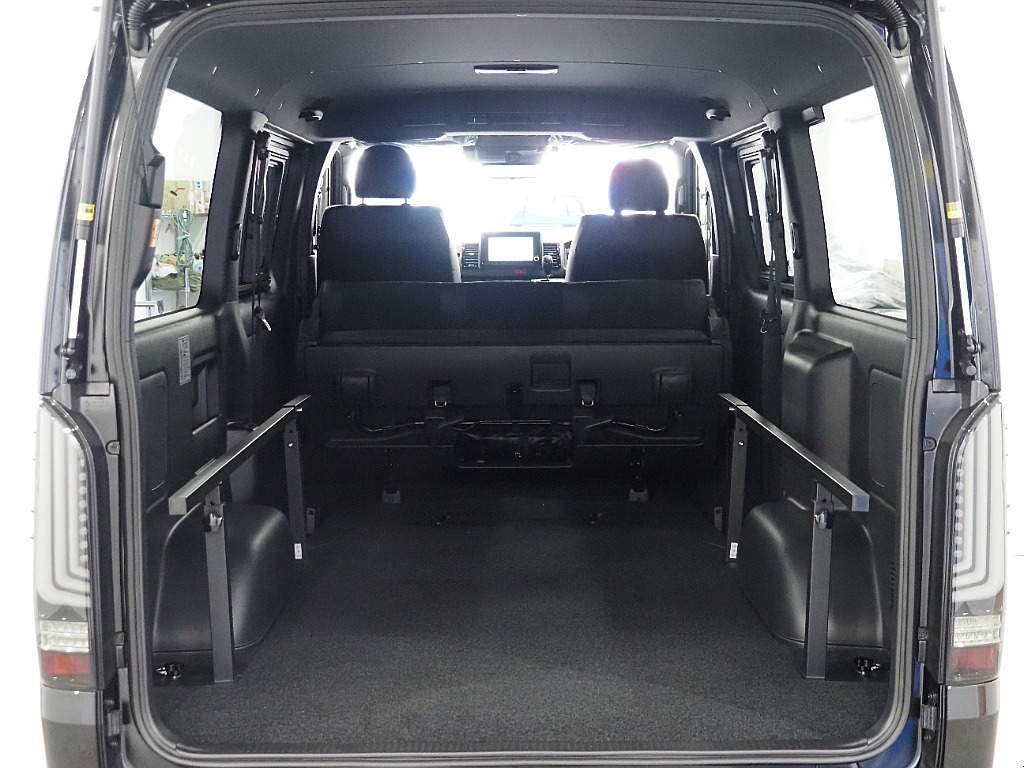 【新車/ハイエースバン/ディーゼル2WD/小窓付き両側手動ドア/DARKPRIMEⅡ】ハイエース名古屋店在庫車両【全国納車可能】