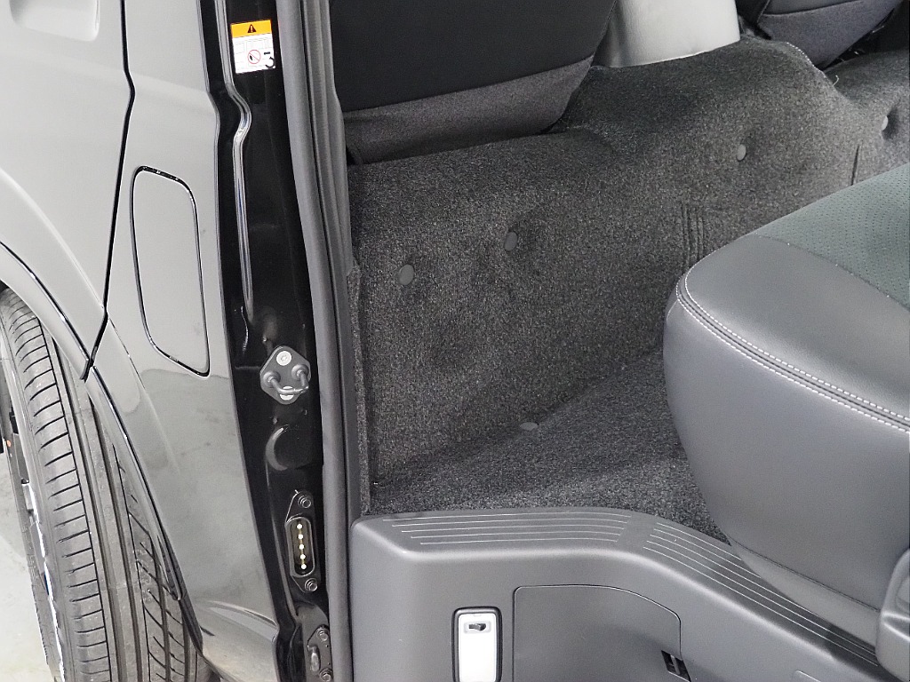 【新車/ハイエースバン/ディーゼル2WD/小窓付き両側手動ドア/DARKPRIMEⅡ】ハイエース名古屋店在庫車両【全国納車可能】