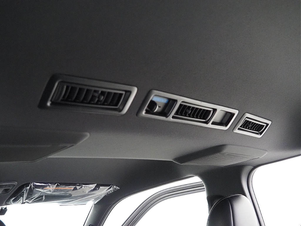 【新車/ハイエースバン/ディーゼル2WD/小窓付き両側手動ドア/DARKPRIMEⅡ】ハイエース名古屋店在庫車両【全国納車可能】