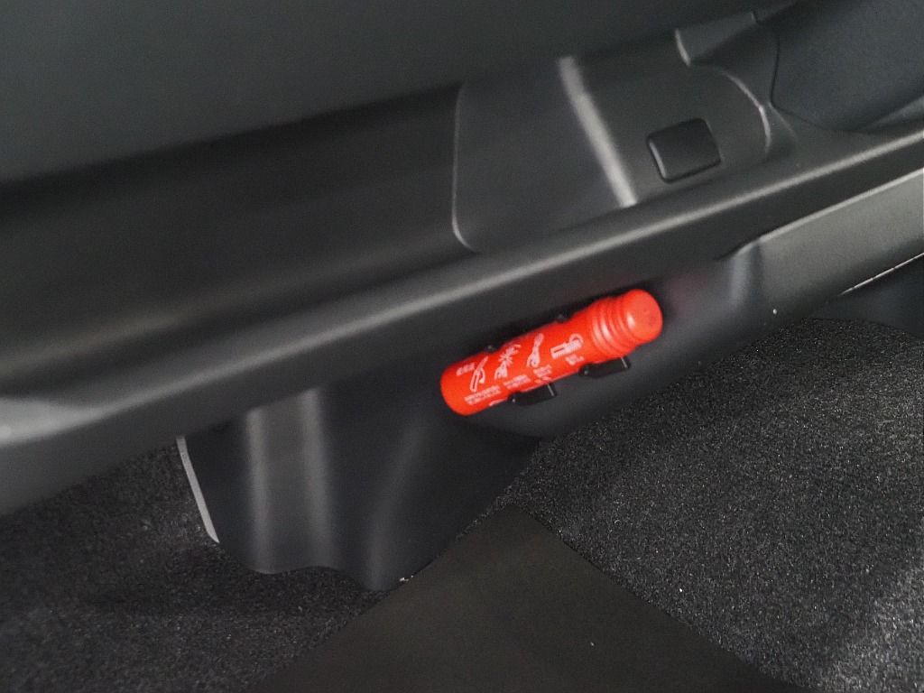 【新車/ハイエースバン/ディーゼル2WD/小窓付き両側手動ドア/DARKPRIMEⅡ】ハイエース名古屋店在庫車両【全国納車可能】