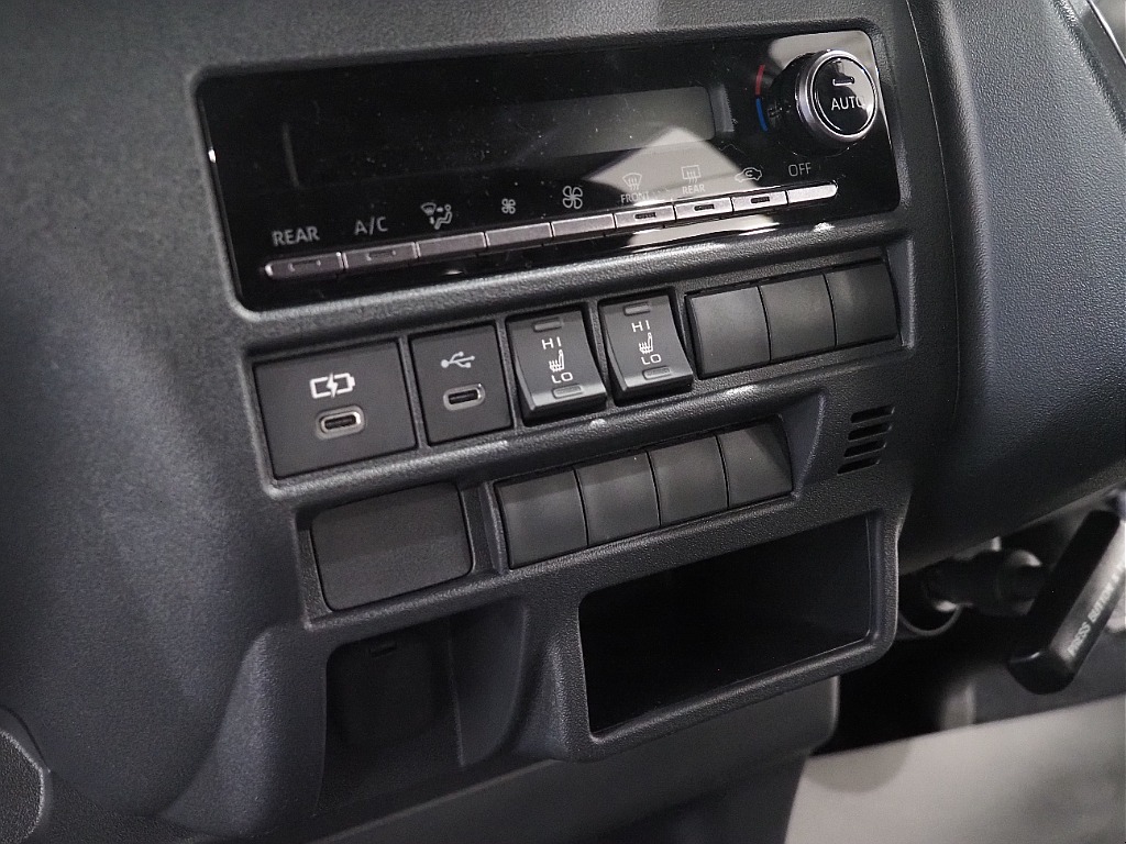 【新車/ハイエースバン/ディーゼル2WD/小窓付き両側手動ドア/DARKPRIMEⅡ】ハイエース名古屋店在庫車両【全国納車可能】