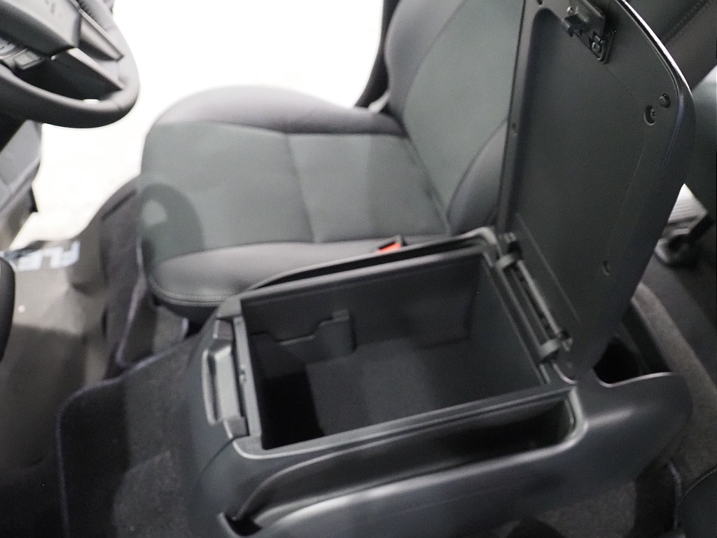 【新車/ハイエースバン/ディーゼル2WD/小窓付き両側手動ドア/DARKPRIMEⅡ】ハイエース名古屋店在庫車両【全国納車可能】