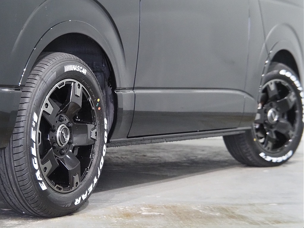 【新車/ハイエースバン/ディーゼル2WD/小窓付き両側手動ドア/DARKPRIMEⅡ】ハイエース名古屋店在庫車両【全国納車可能】