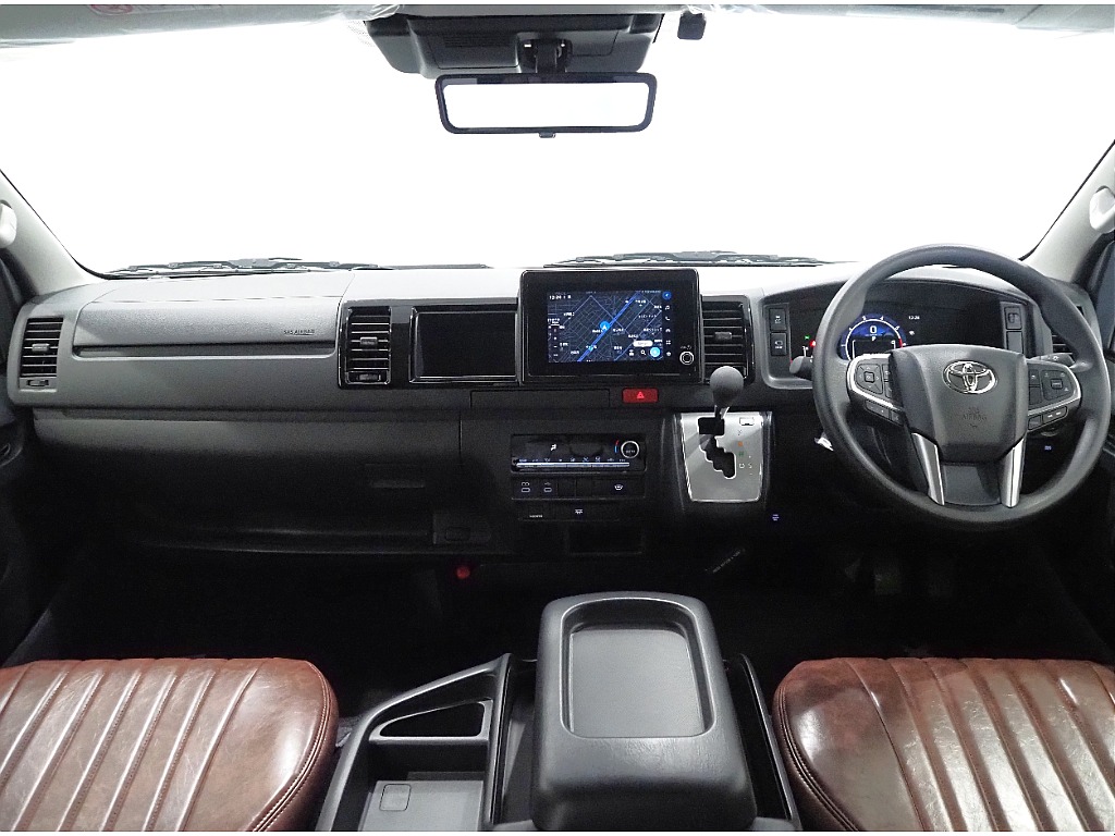 【新車/ハイエースワゴン/ガソリン4WD/内装仮装familiar】希少新車9型がハイエース名古屋店に緊急入庫！【全国納車可能】