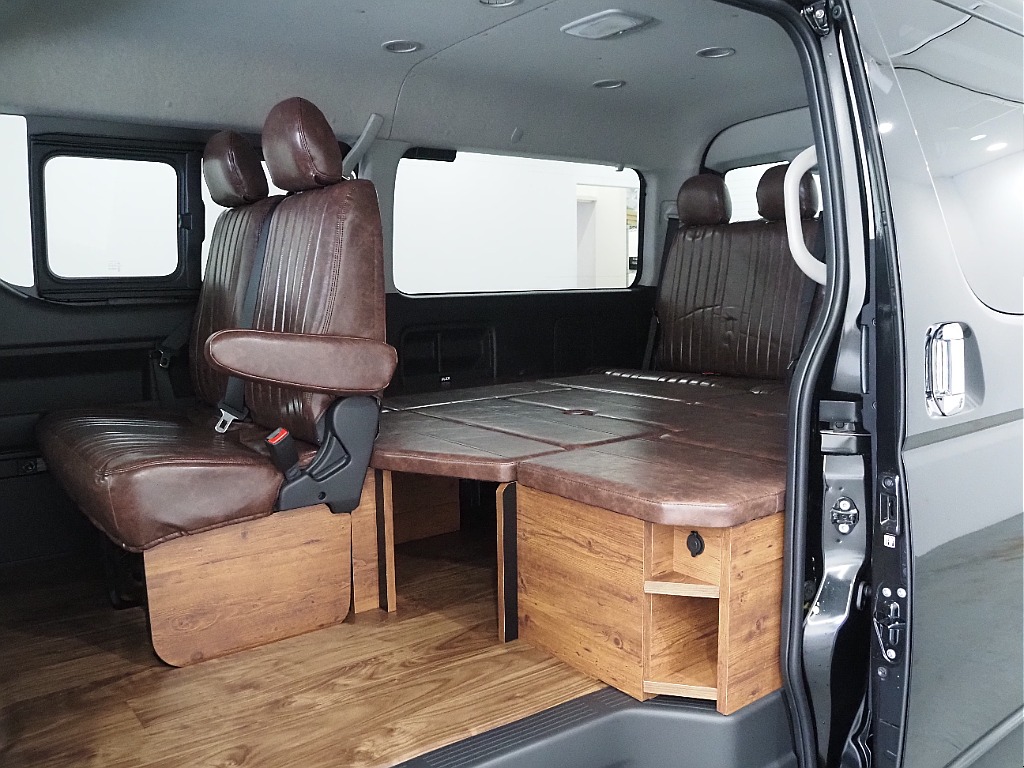 【新車/ハイエースワゴン/ガソリン4WD/内装仮装familiar】希少新車9型がハイエース名古屋店に緊急入庫！【全国納車可能】
