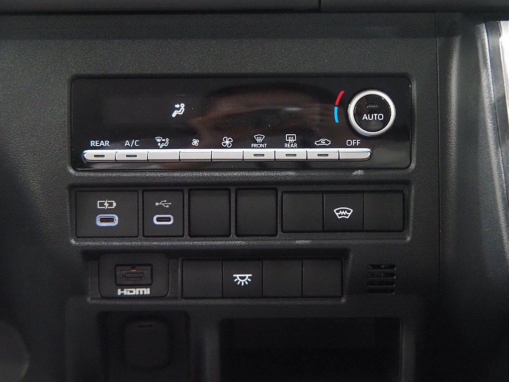 【新車/ハイエースワゴン/ガソリン4WD/内装仮装familiar】希少新車9型がハイエース名古屋店に緊急入庫！【全国納車可能】