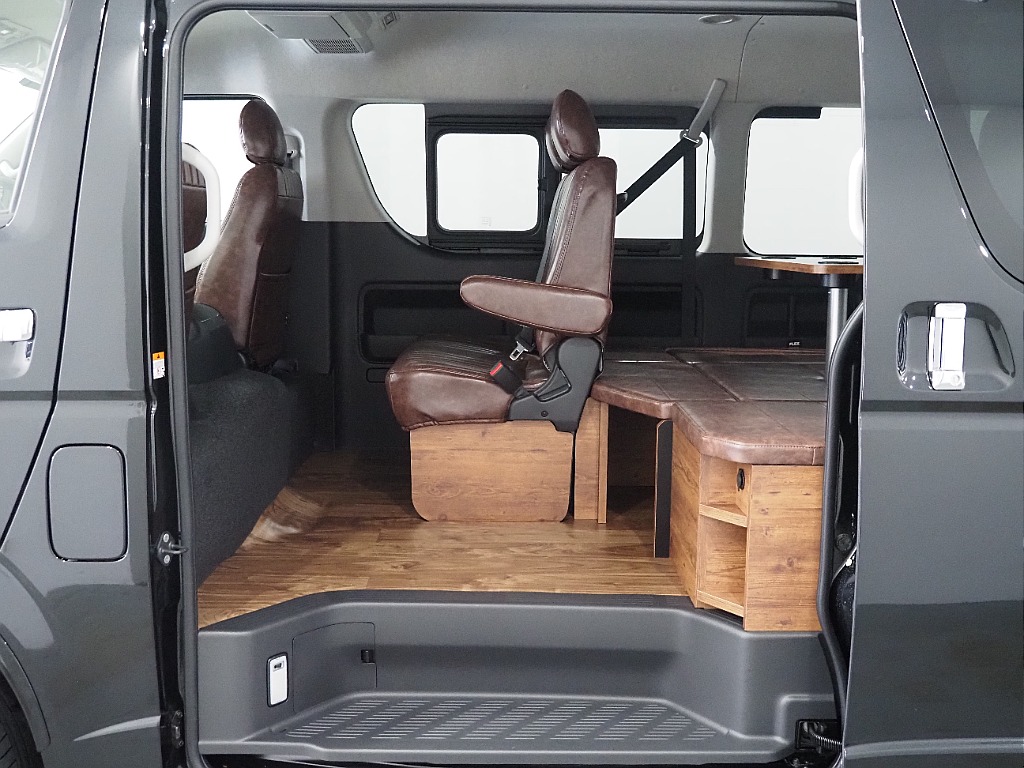 【新車/ハイエースワゴン/ガソリン4WD/内装仮装familiar】希少新車9型がハイエース名古屋店に緊急入庫！【全国納車可能】