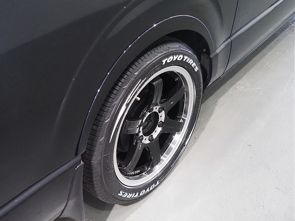 【H28年式/3.0Lディーゼル/ハイエースバン/両側小窓付き】ローダウン×新品タイヤ付き！【全国納車可能】