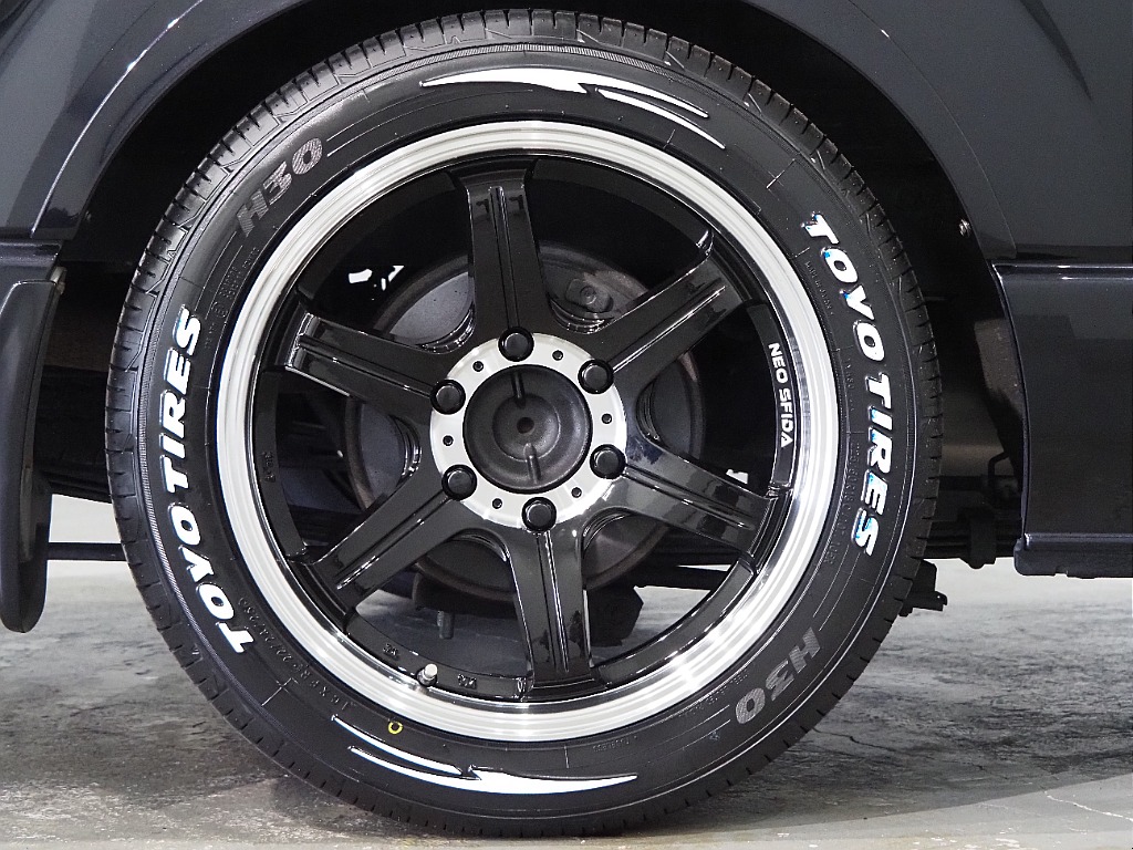 【H28年式/3.0Lディーゼル/ハイエースバン/両側小窓付き】ローダウン×新品タイヤ付き！【全国納車可能】