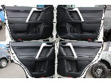 中古車選びで、意外と気になる内張り★ライト付きで夜の乗り降りも安心です〇