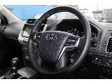純正の本革巻きステアリングになります！ステアリングスイッチ付きで運転中の操作も楽々♪