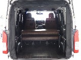 【H30年ハイエースバン/ガソリン/2WD】嬉しい小窓にベッドキッド装着♪【全国納車可能】