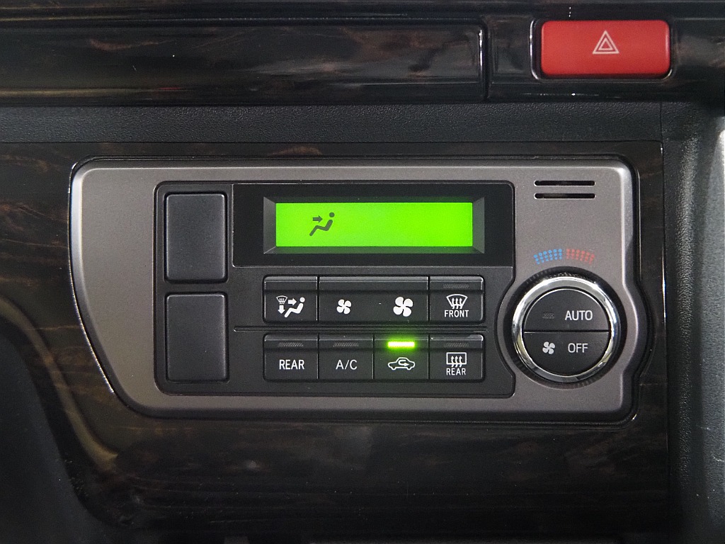 【H30年ハイエースバン/ガソリン/2WD】嬉しい小窓にベッドキッド装着♪【全国納車可能】