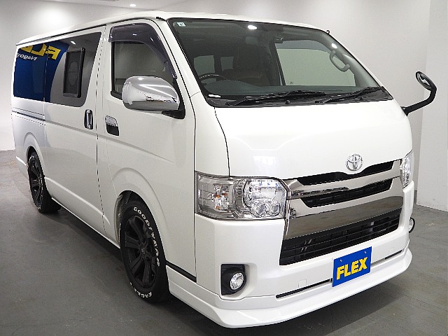 【H30年ハイエースバン/ガソリン/2WD】嬉しい小窓にベッドキッド装着♪【全国納車可能】