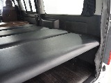 【H30年ハイエースバン/ガソリン/2WD】嬉しい小窓にベッドキッド装着♪【全国納車可能】