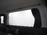 【H30年ハイエースバン/ガソリン/2WD】嬉しい小窓にベッドキッド装着♪【全国納車可能】
