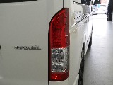 【H30年ハイエースバン/ガソリン/2WD】嬉しい小窓にベッドキッド装着♪【全国納車可能】