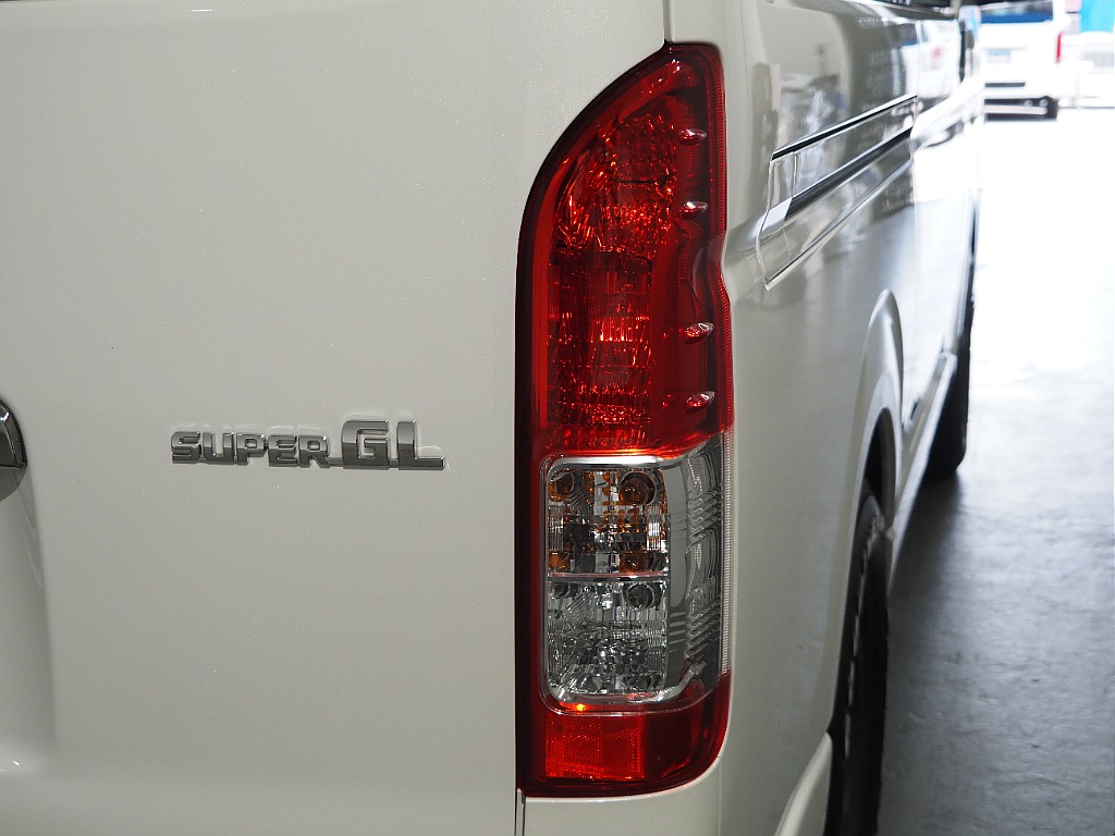 【R5年式/ハイエースバン/ディーゼル4WD/両側パワースライドドア】ベッドキッド装着済み♪【全国納車可能】