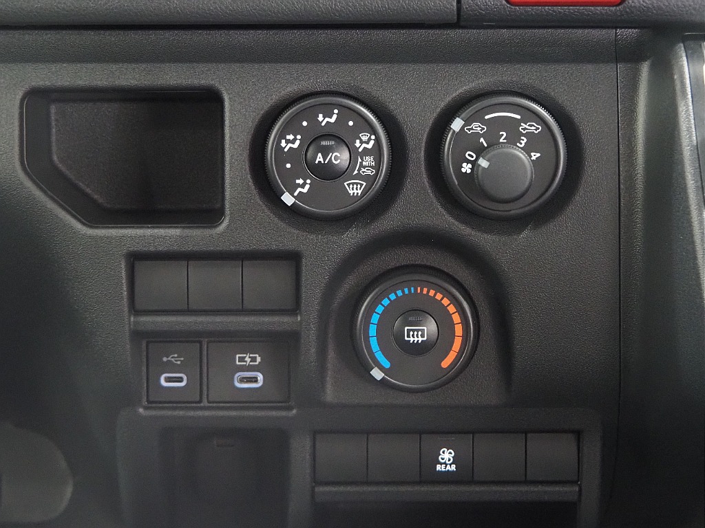 【新車/ハイエースバンDX/ディーゼルターボ2.8L/両側スライドDドア】ベッドキッド装着済み♪【全国納車可能】
