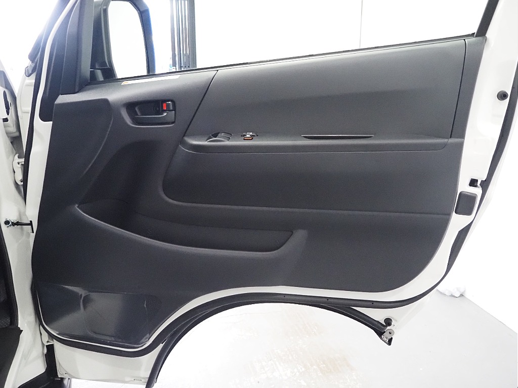【新車/ハイエースバンDX/ディーゼルターボ2.8L/両側スライドDドア】ベッドキッド装着済み♪【全国納車可能】