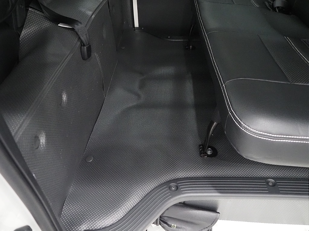 【新車/ハイエースバンDX/ディーゼルターボ2.8L/両側スライドDドア】ベッドキッド装着済み♪【全国納車可能】