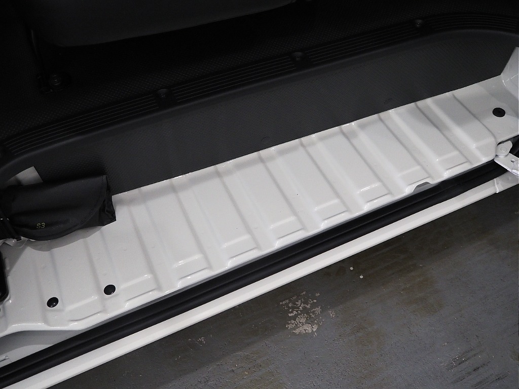 【新車/ハイエースバンDX/ディーゼルターボ2.8L/両側スライドDドア】ベッドキッド装着済み♪【全国納車可能】