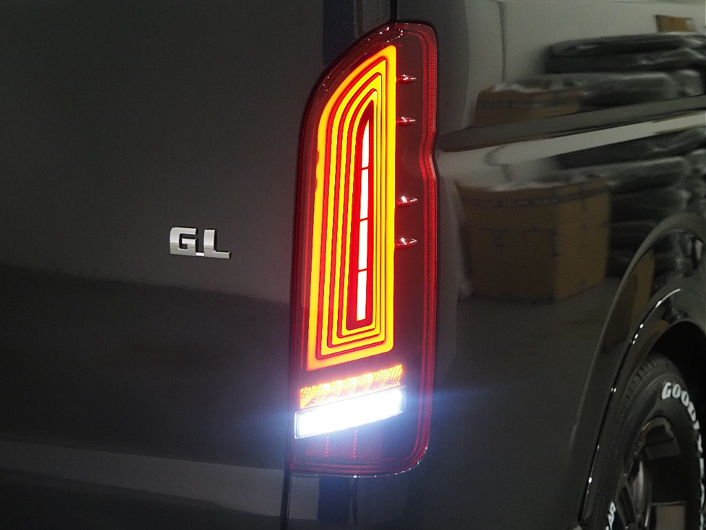 【新車ハイエースワゴンGL/FLEX内装架装Ver1/2WD】収納可能なハーフベッドキッド！【全国納車可能】