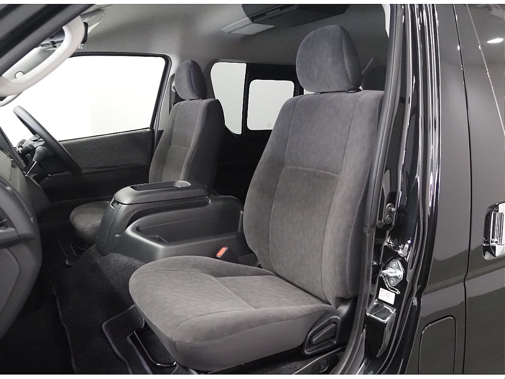 【新車/ハイエースワゴンGL/オリジナル内装架装familiar/ベッドキッド】フローリング施工♪【全国納車可能】