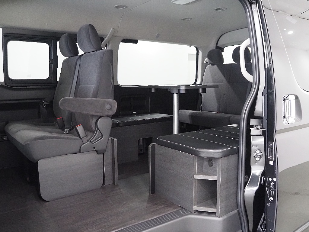 【新車/ハイエースワゴンGL/オリジナル内装架装familiar/ベッドキッド】フローリング施工♪【全国納車可能】