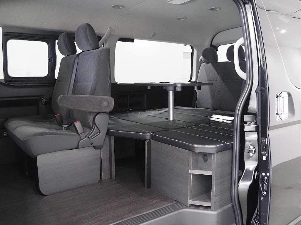 【新車/ハイエースワゴンGL/オリジナル内装架装familiar/ベッドキッド】フローリング施工♪【全国納車可能】