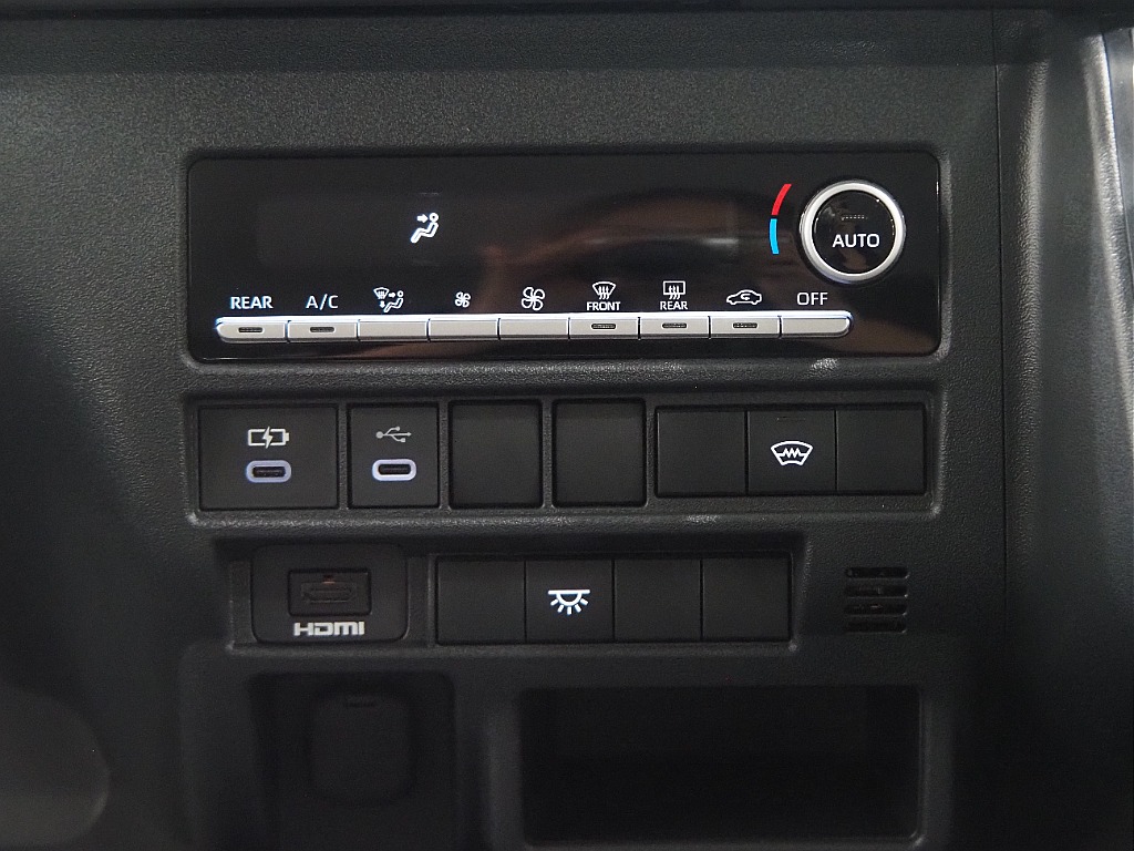 【新車/ハイエースワゴンGL/オリジナル内装架装familiar/ベッドキッド】フローリング施工♪【全国納車可能】