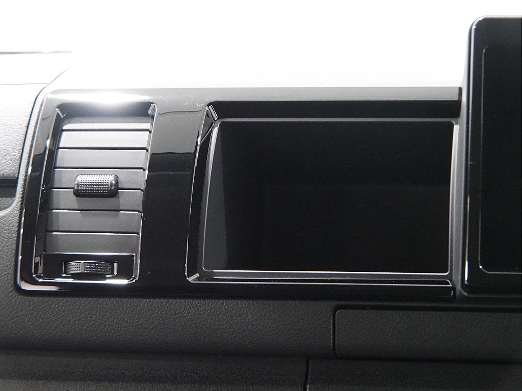 【新車/ハイエースワゴンGL/オリジナル内装架装familiar/ベッドキッド】フローリング施工♪【全国納車可能】