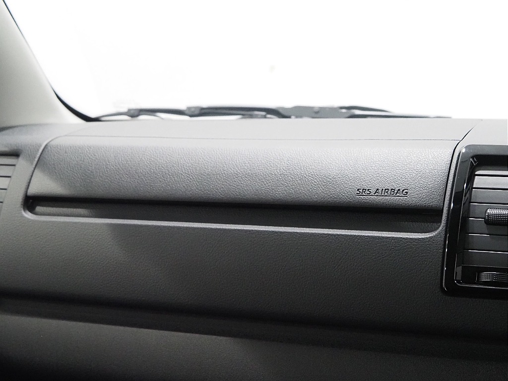 【新車/ハイエースワゴンGL/オリジナル内装架装familiar/ベッドキッド】フローリング施工♪【全国納車可能】