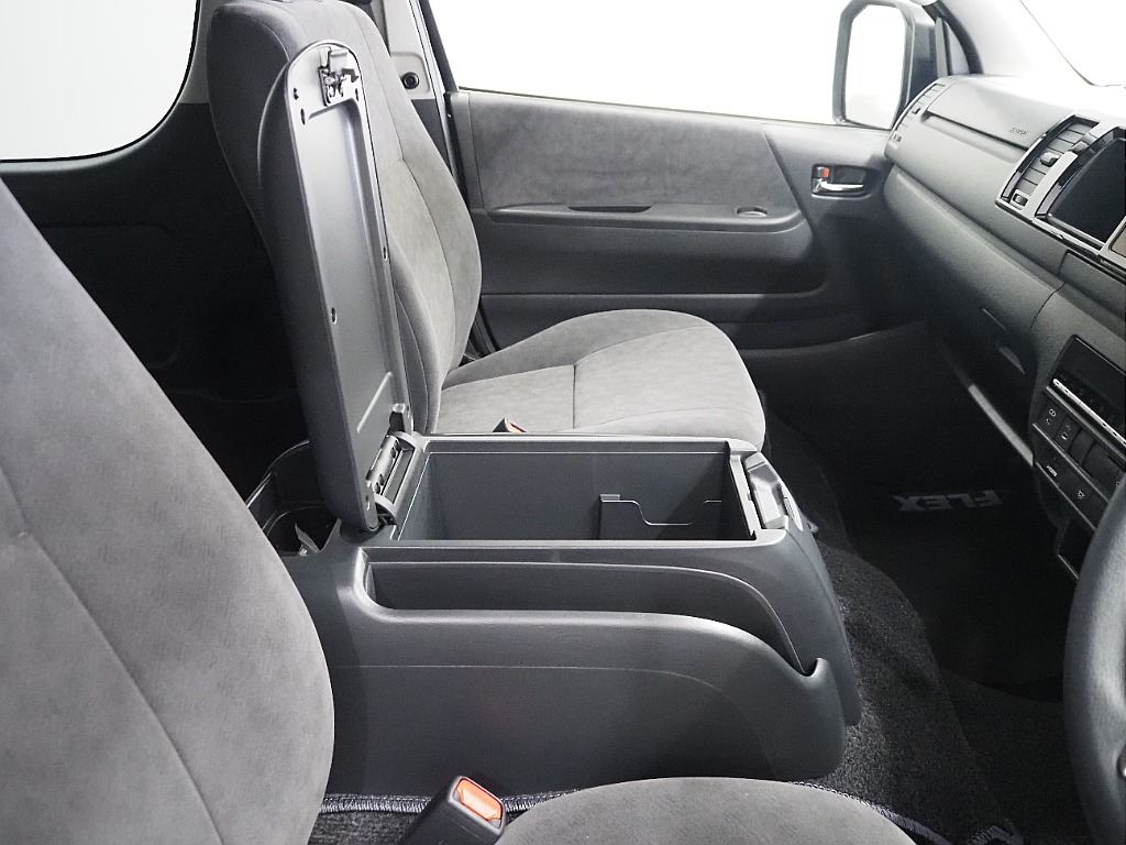 【新車/ハイエースワゴンGL/オリジナル内装架装familiar/ベッドキッド】フローリング施工♪【全国納車可能】